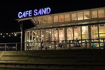 Beleuchtetes Café Sand